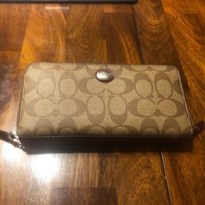 MEDIUM SIZED COACH ZIP WALLET